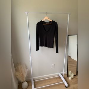 Aritzia - Cropped V-neck